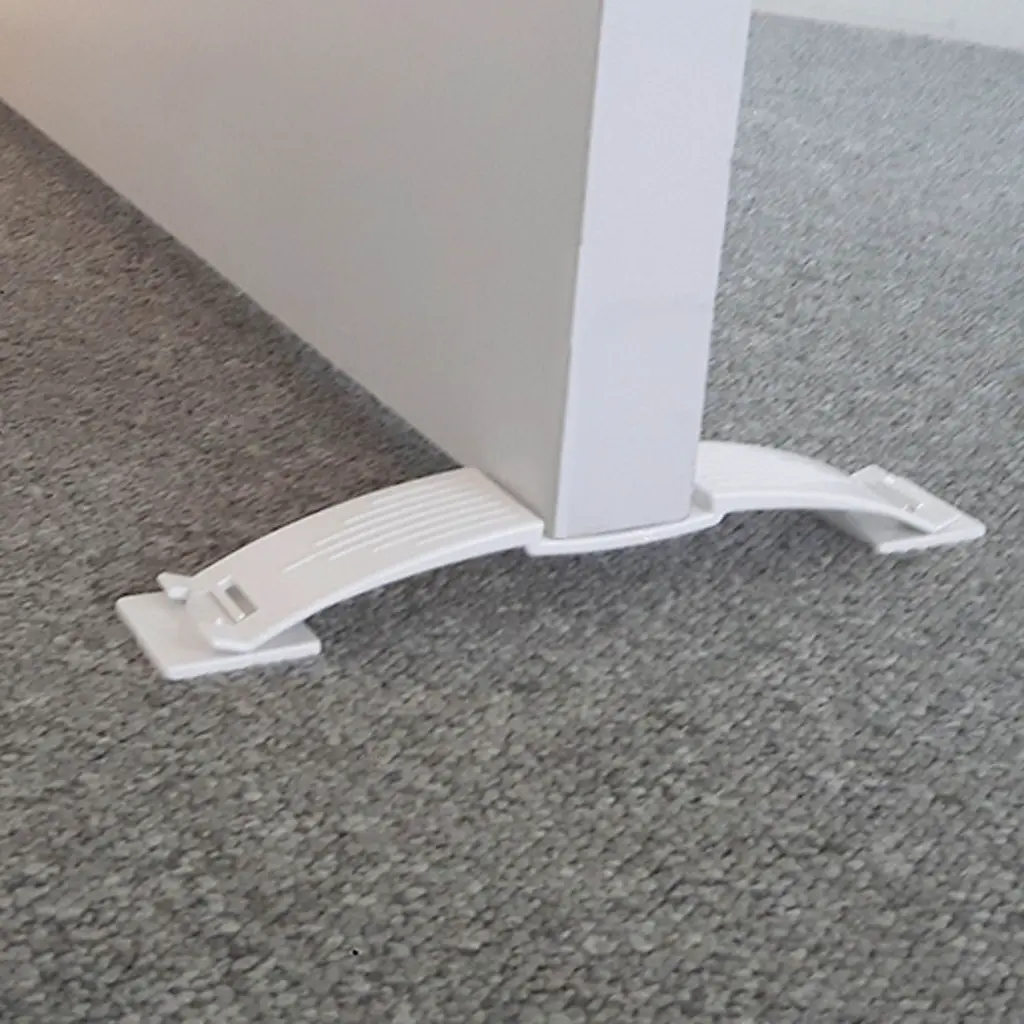4682_00_BabyDan Two-Way Stop on carpet.webp