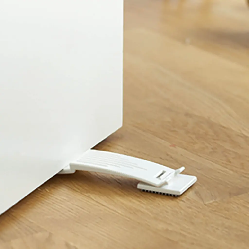 4682_00_BabyDan Two-Way Stop on wooden floor.webp