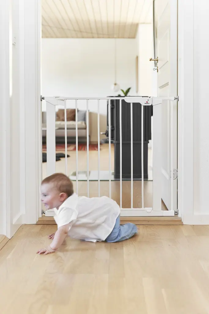 70114 BabyDan Asta White with 1 ext girl crawling S (1).webp