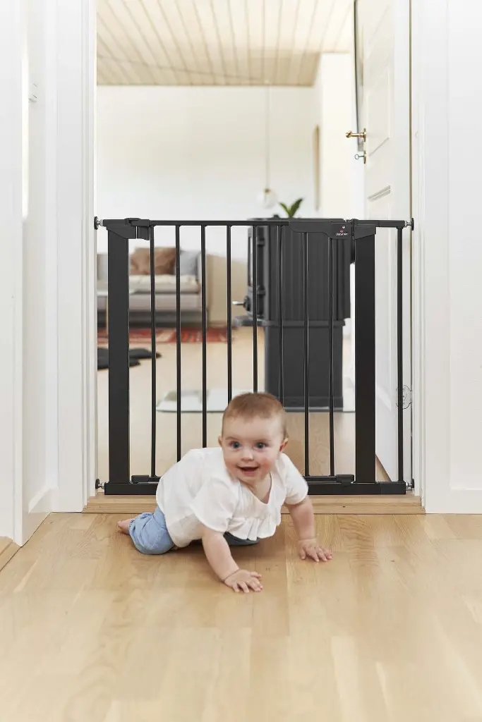 70116 BabyDan Asta Black with 1 ext girl crawling_1 S.webp