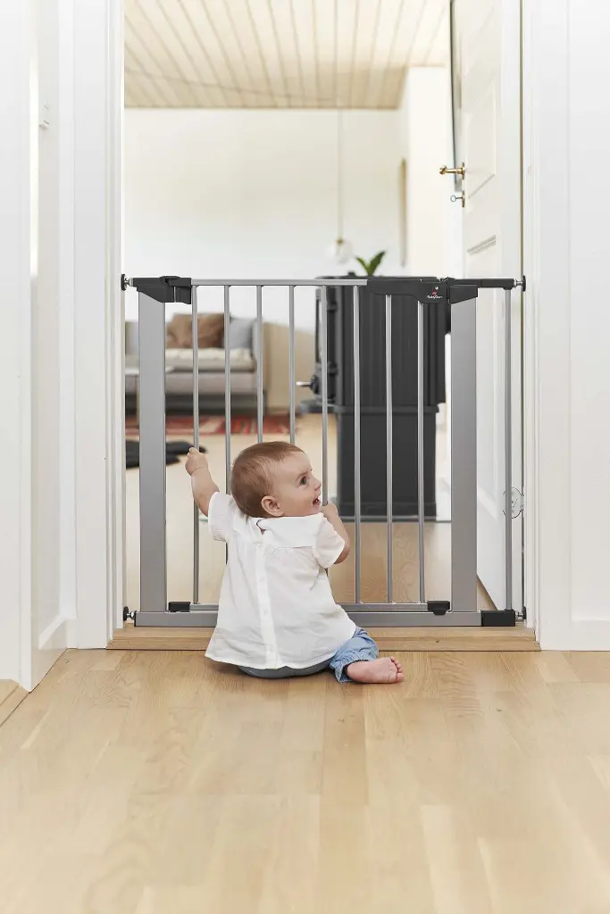 70117 BabyDan Asta Silver with 1 ext girl grabs gate S.webp