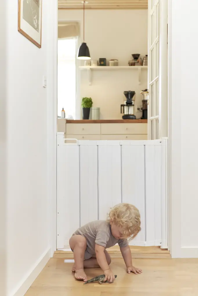 70214 BabyDan Alma boy playing.webp