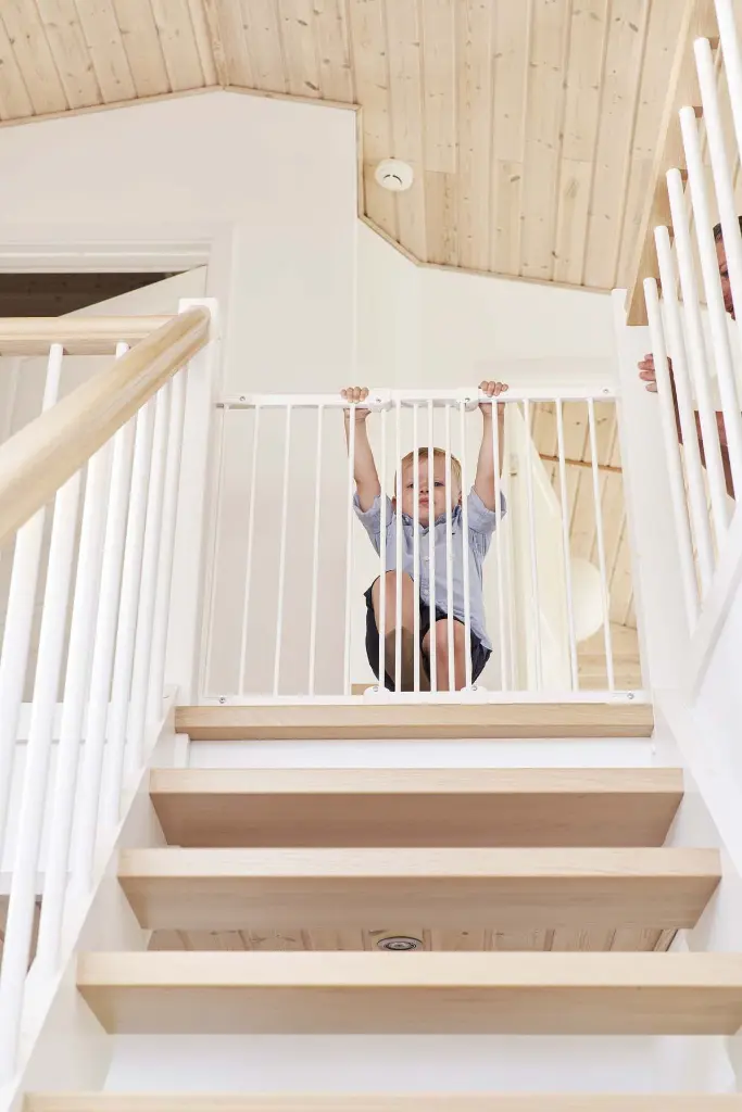 75114 BabyDan Ebba White Boy testing gate.webp