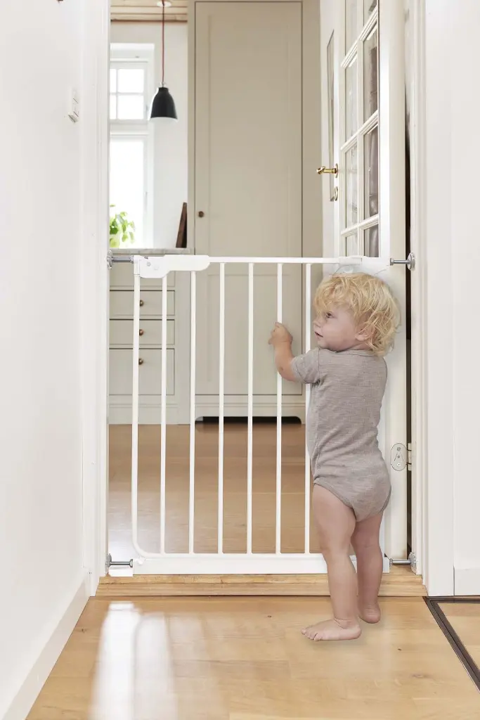 71994 BabyDan Lise boy standing.webp
