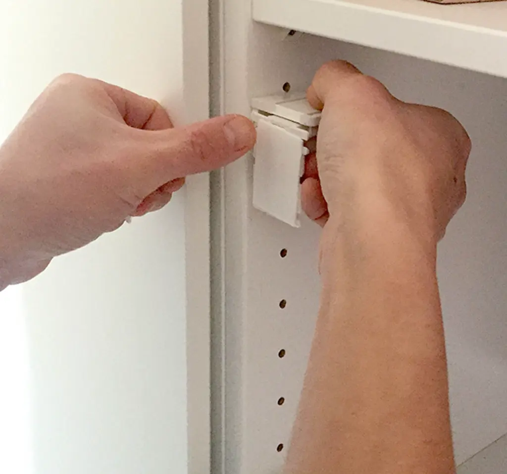 4684_00_BabyDan Magnet Cabinet Lock Mounting.webp