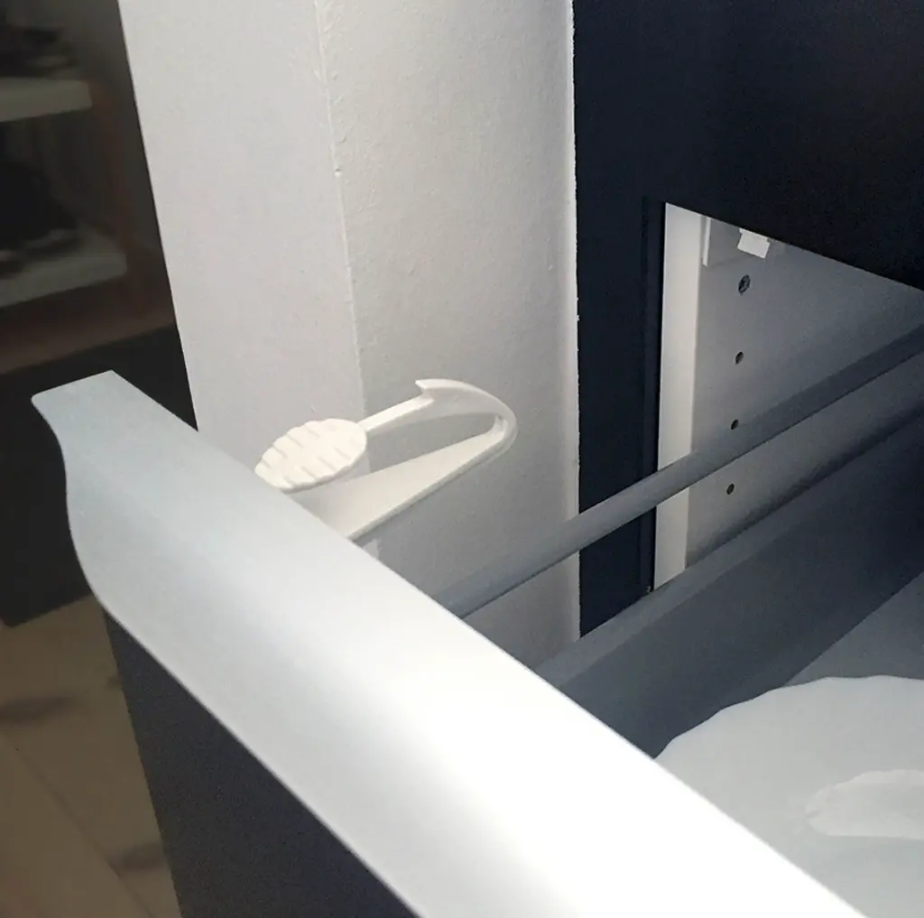 4688_00BabyDan Easy Catch drawer safety_3.webp