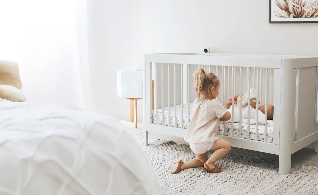 Troll-sun-soft-grey-nursery-with-girl-and-baby_1080x kopie 2.webp